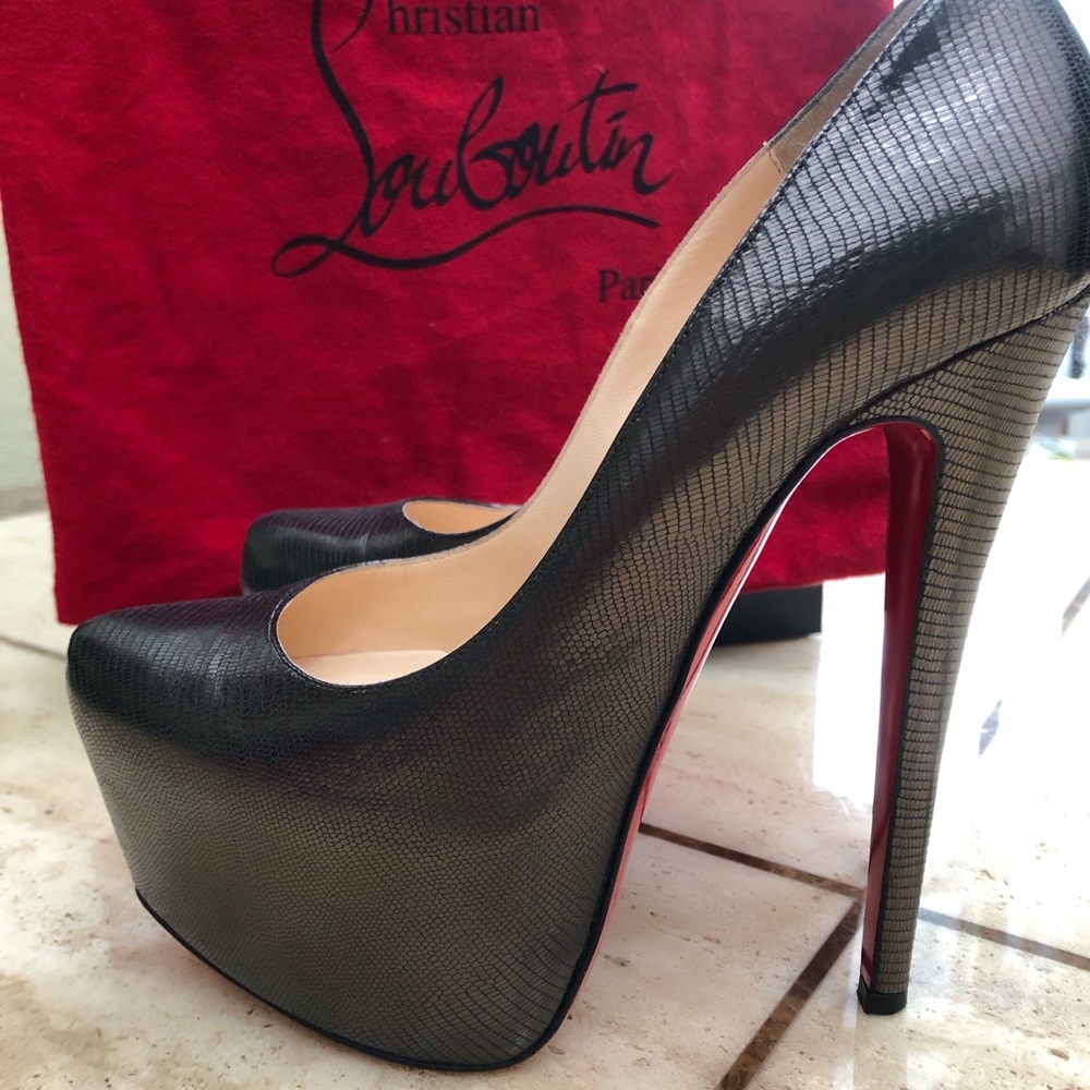 Christian Louboutin Glaze Chocolate Size 7 Or 37